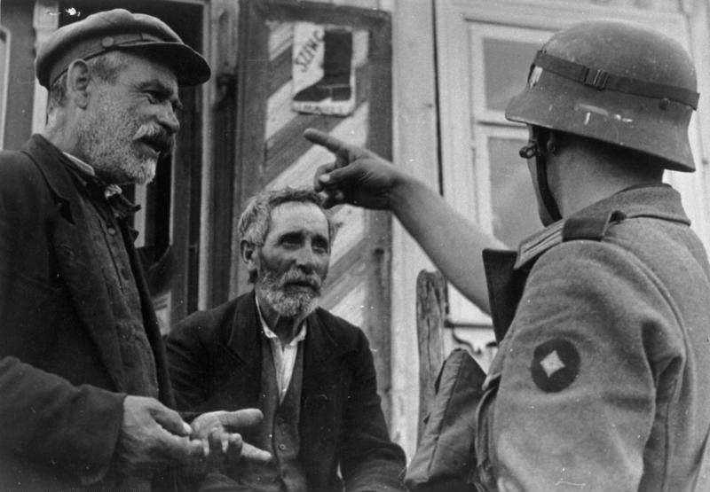 Литовские евреи и обершутце Войск отрядов охраны Германии, 24 июня 1941 года