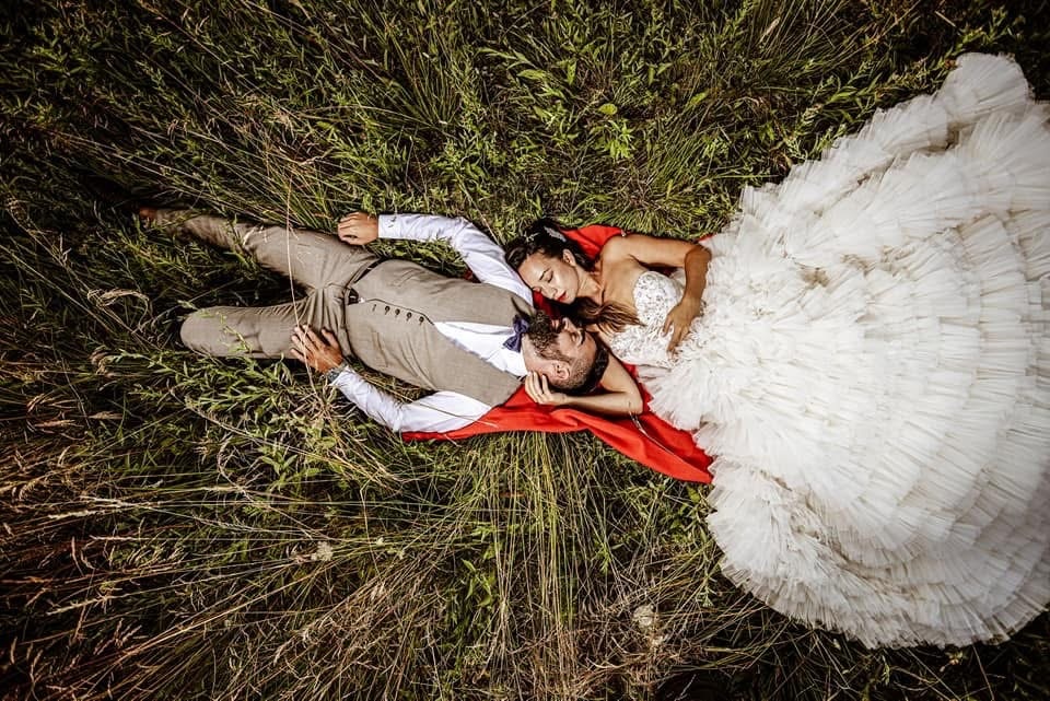 Многим бы хотелось, чтоб знакомство с сайта закончилось именно так - фото из социальных сетей сербского фотоателье Foto Mirko