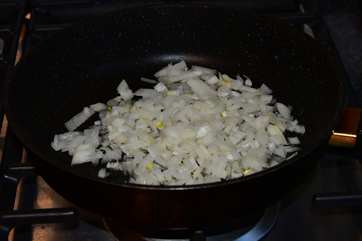 Обжариваем лук