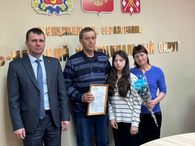    В Соль-Илецком округе родственникам погибших бойцов СВО вручили удостоверения к ордену Мужества Марина Шарт