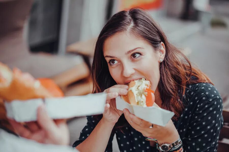 Девушка ест хот-дог
© Depositphotos.com / Dangubic