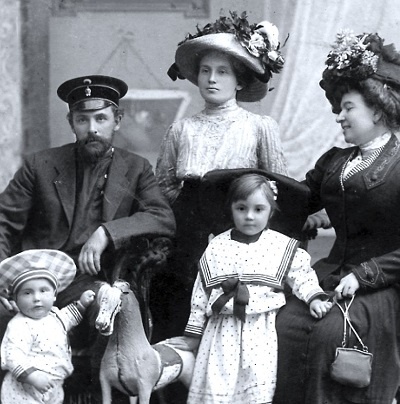 Фофанова (в центре) с мужем детьми и тётей мужа.