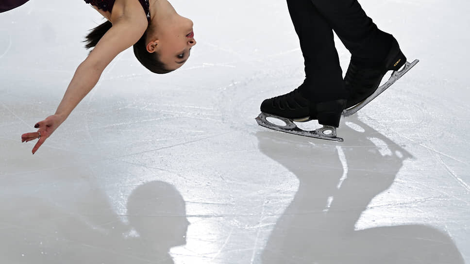 Финал Гран-при России по фигурному катанию в ледовом дворце «Кристалл Арена» в Красноярске. Фигуристы Дарья Андреева и Александр Акимов во время программы.📷Фото: Дмитрий Лебедев / Коммерсантъ