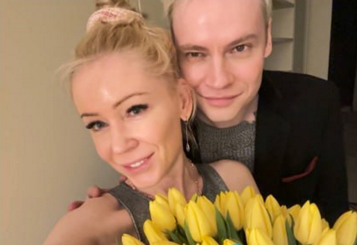    SHAMAN поздравил Мизулину с началом весны букетом жёлтых тюльпанов