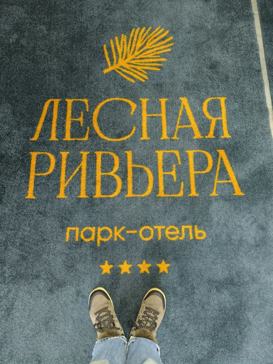 При входе в корпуса с номерами. Источник личный архив.