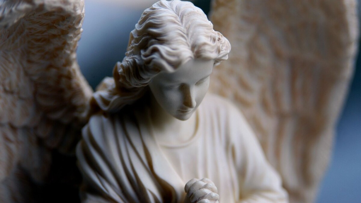 Ангел-Хранитель молится