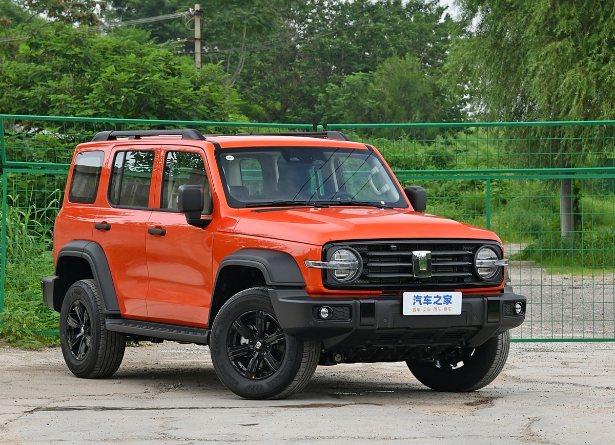 Первый значимый представитель модного дизайнерского стиля – Tank 300