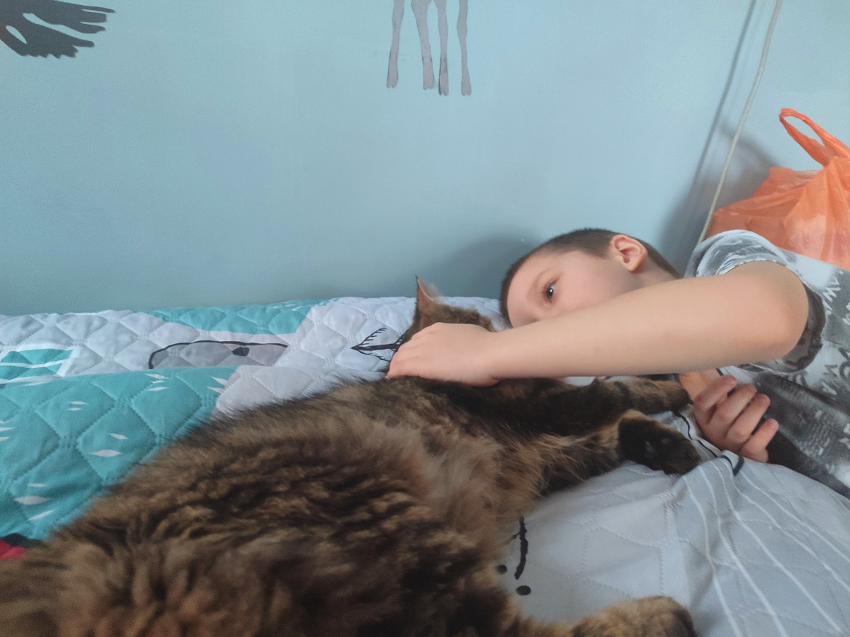 И вообще, он этим языком знаешь, что облизывал? А ты его целуешь!