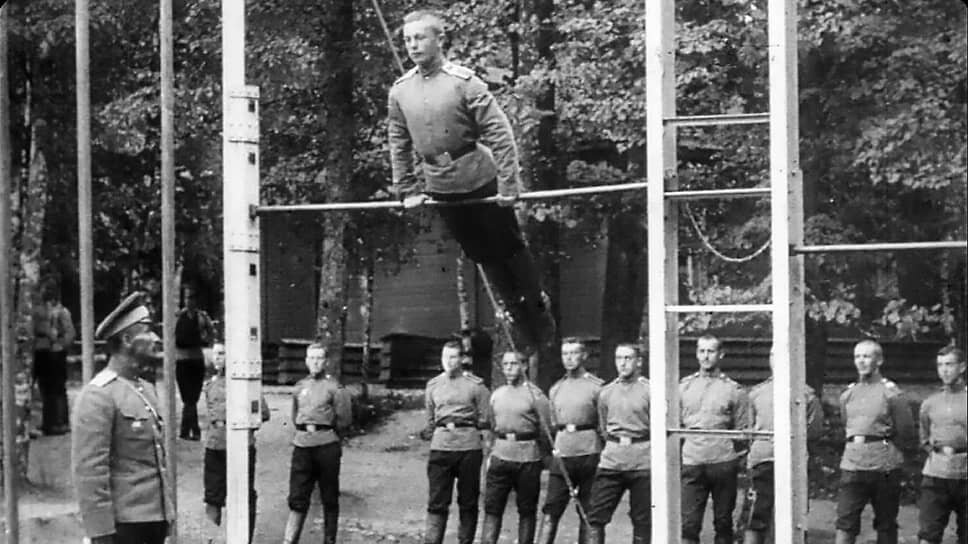 Военно-кинематографический отдел расположился в двухэтажном здании Николаевской академии Генерального штаба на Суворовском проспекте, 32Б (в настоящее время здание не существует). Позже он переехал на Николаевскую улицу (современное название — улица Марата). Одной из первых документальных работ киноотдела стал репортаж «Гимнастика на машинах в Павловском военном училище 5 июля 1913 года» (на фото).📷Фото: Скобелевский комитет / Wikipedia