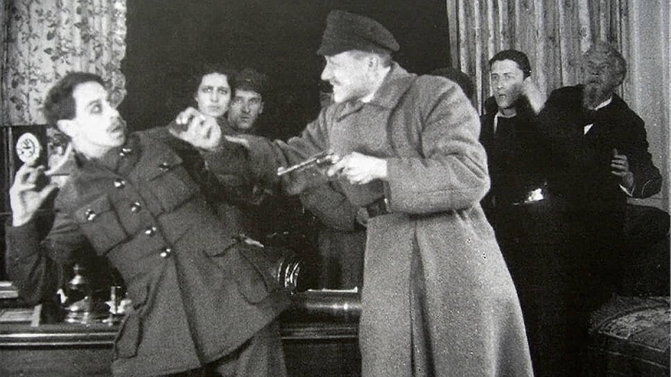 Первый художественный фильм, выпущенный на киностудии в 1918 году,— «Уплотнение» (реж. Александр Пантелеев и Анатолий Долинов). Сценарий к проекту написал революционер Анатолий Луначарский, к тому же первый нарком просвещения РСФСР появился в кино в эпизодической роли .📷Фото: Киностудия «Ленфильм»