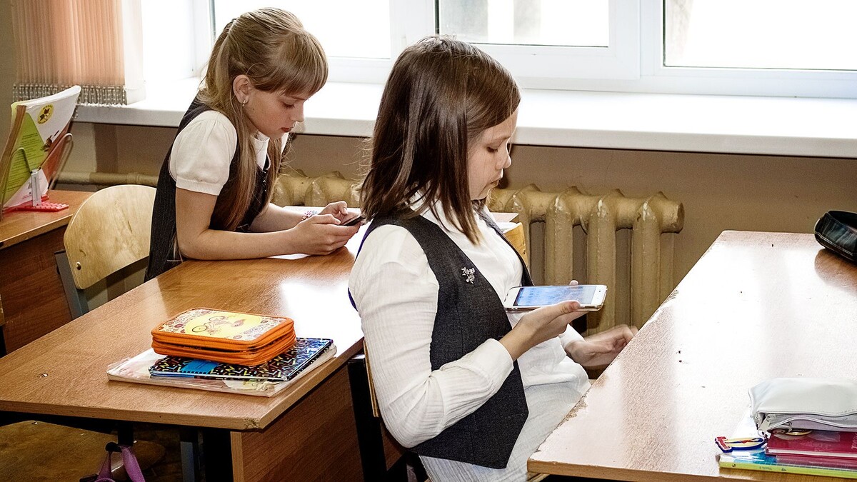    Учитель и телефон: кто кого?