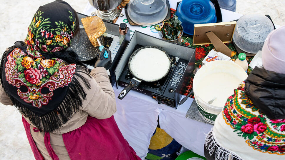 Пекущие блины участницы праздника.📷Фото: Ксения Федорова / Коммерсантъ