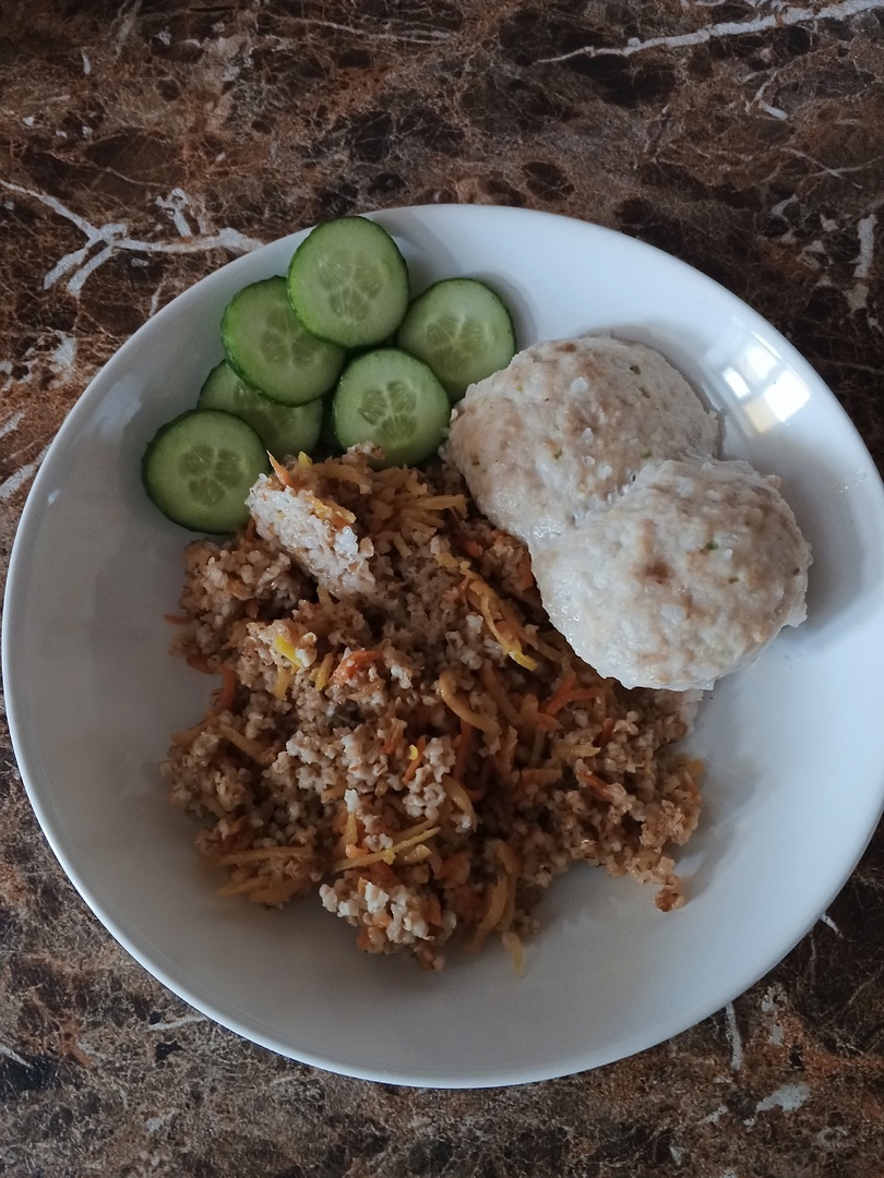 Большая тарелка пригодилась - накладывать еду крупной особи)