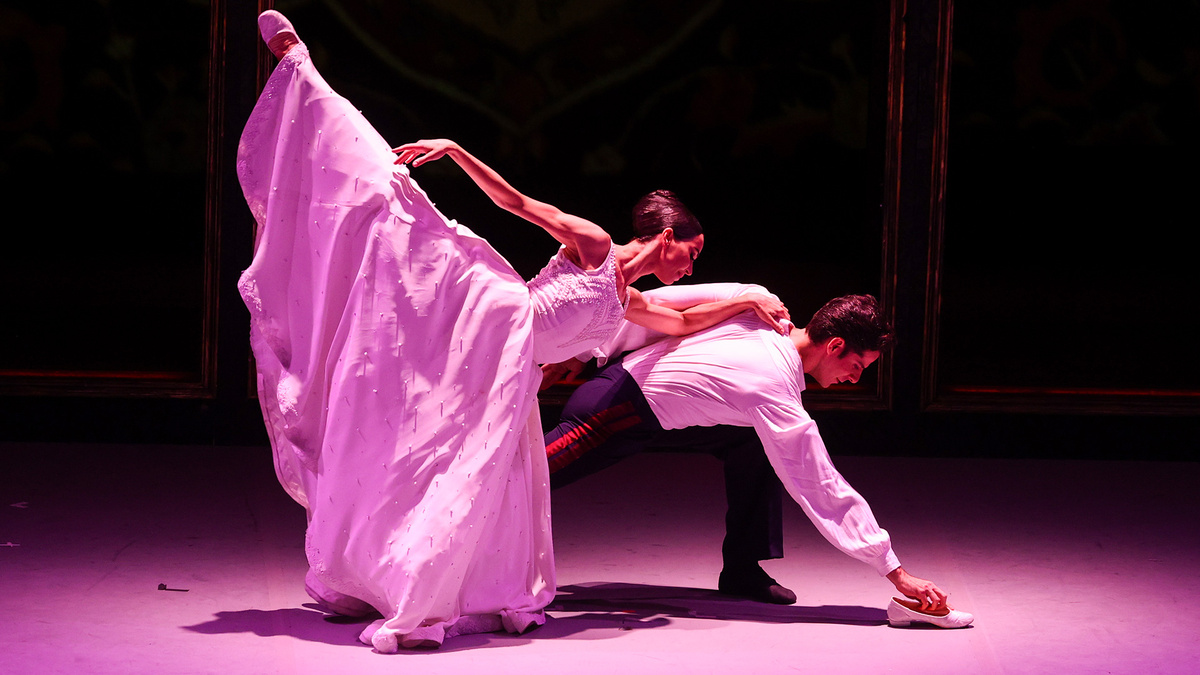 Диана Вишнева и Марсело Гомес в сцене из балета "Шахерезада", представленного Пермским театром оперы и балета в рамках IX Международного фестиваля современной хореографии Context. Diana Vishneva в театре имени Моссовета. (с) Владимир Гердо / TASS