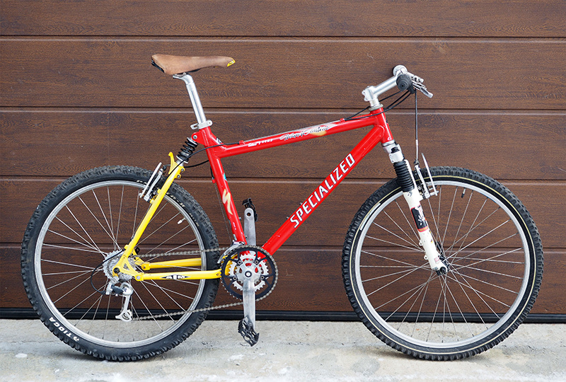 Американский двухподвесный горный велосипед Specialized Ground Control AIM А1 Comp, изготовленный в 1996 году. Из коллекции Веломузея Андрея Мятиева.