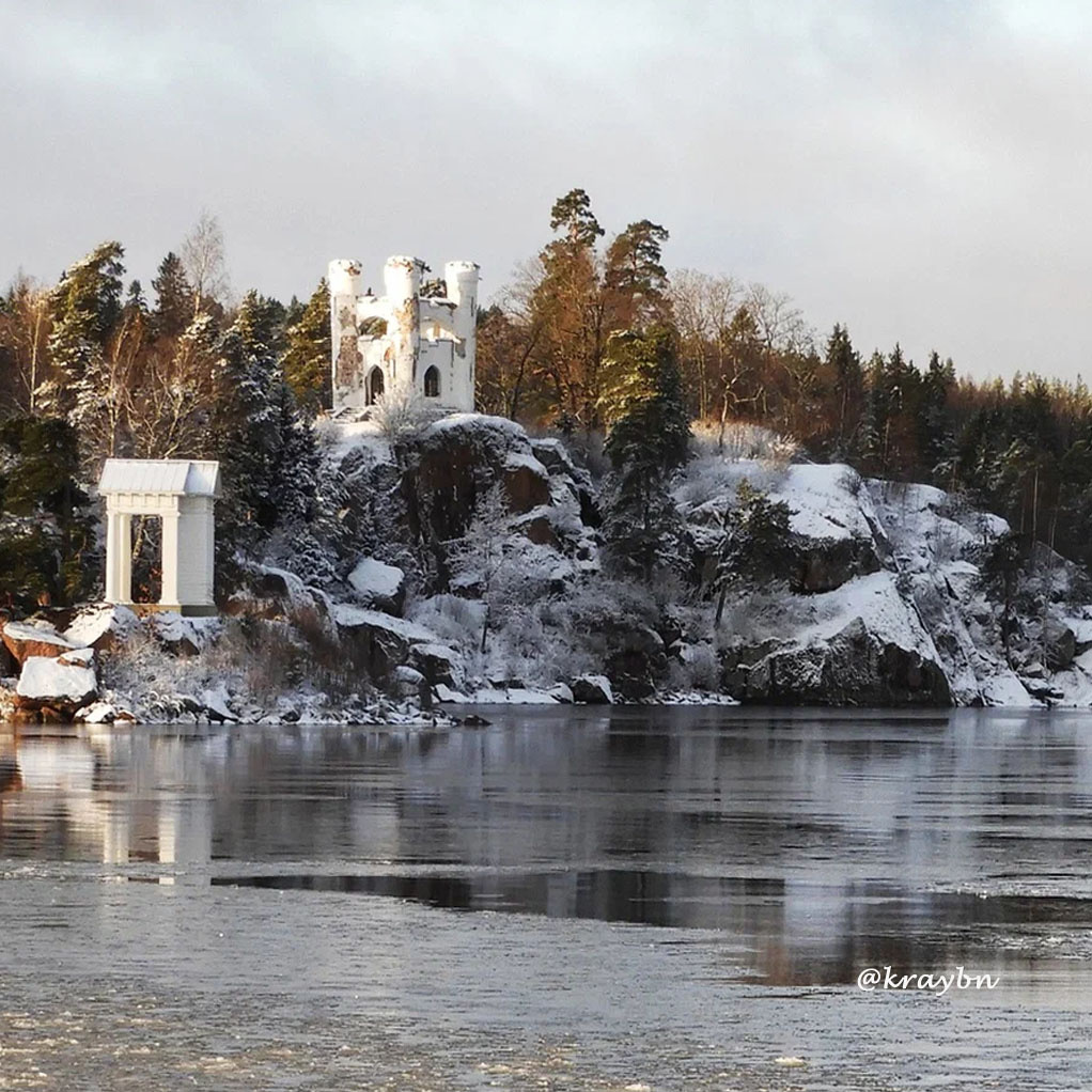 Вид на остров со стороны бухты Защитной. На вершине - капелла Людвигсбург.