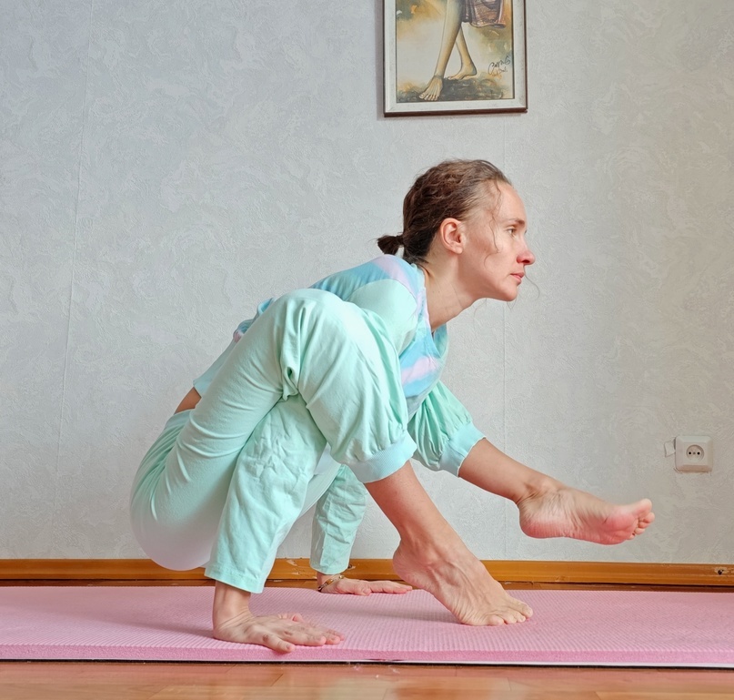 Бхуджапидасана (поза давления на плечи)