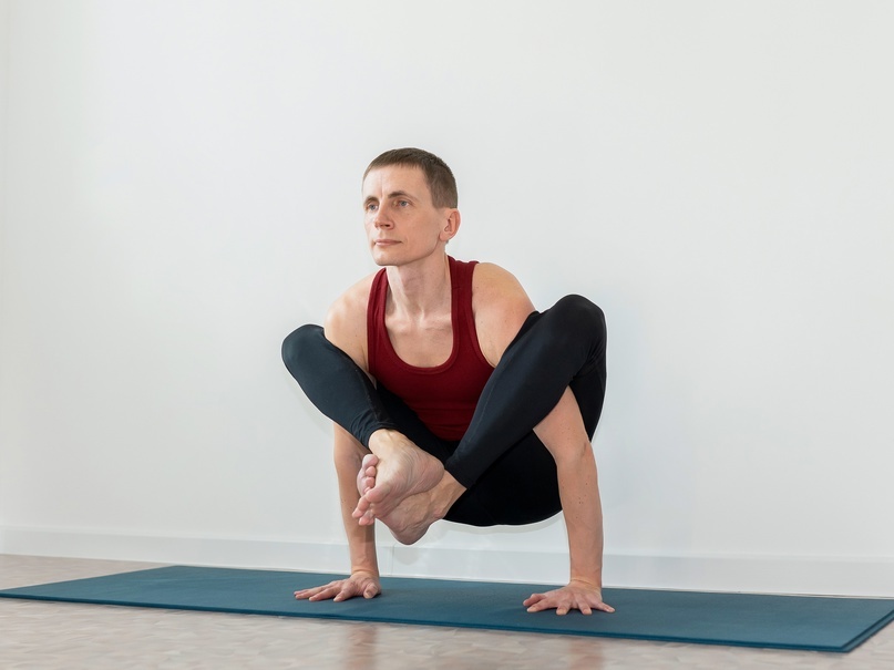 Бхуджапидасана (поза давления на плечи)