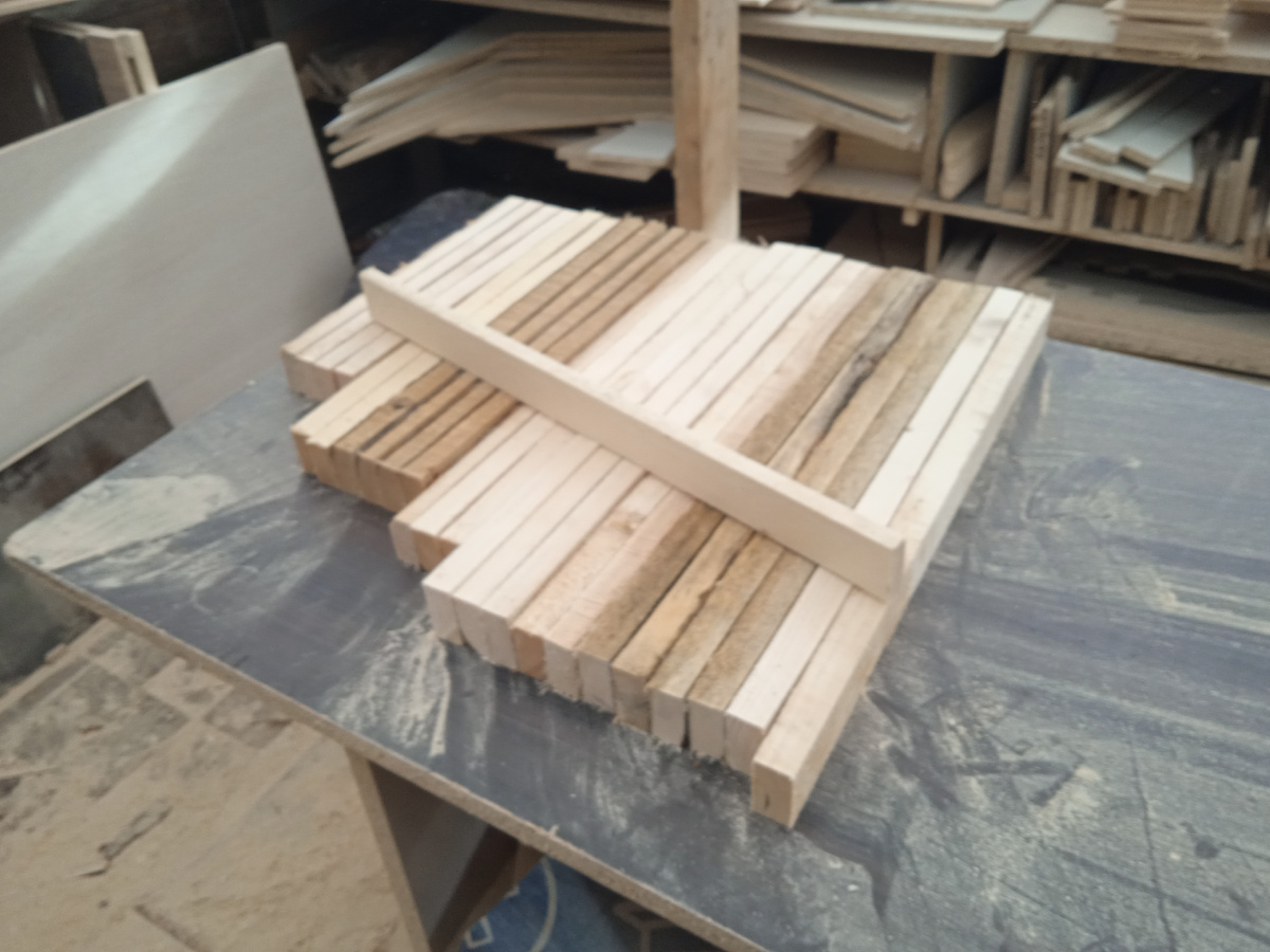 Вот такой комплект реечек разной длины надо для начала нарезать на торцовой пиле. Вид у них прямо скажем неказистый, но кроме нас сс вами их больше не увидит никто и никогда, а свою роль в будущем карккасе они выполнят на отлично.