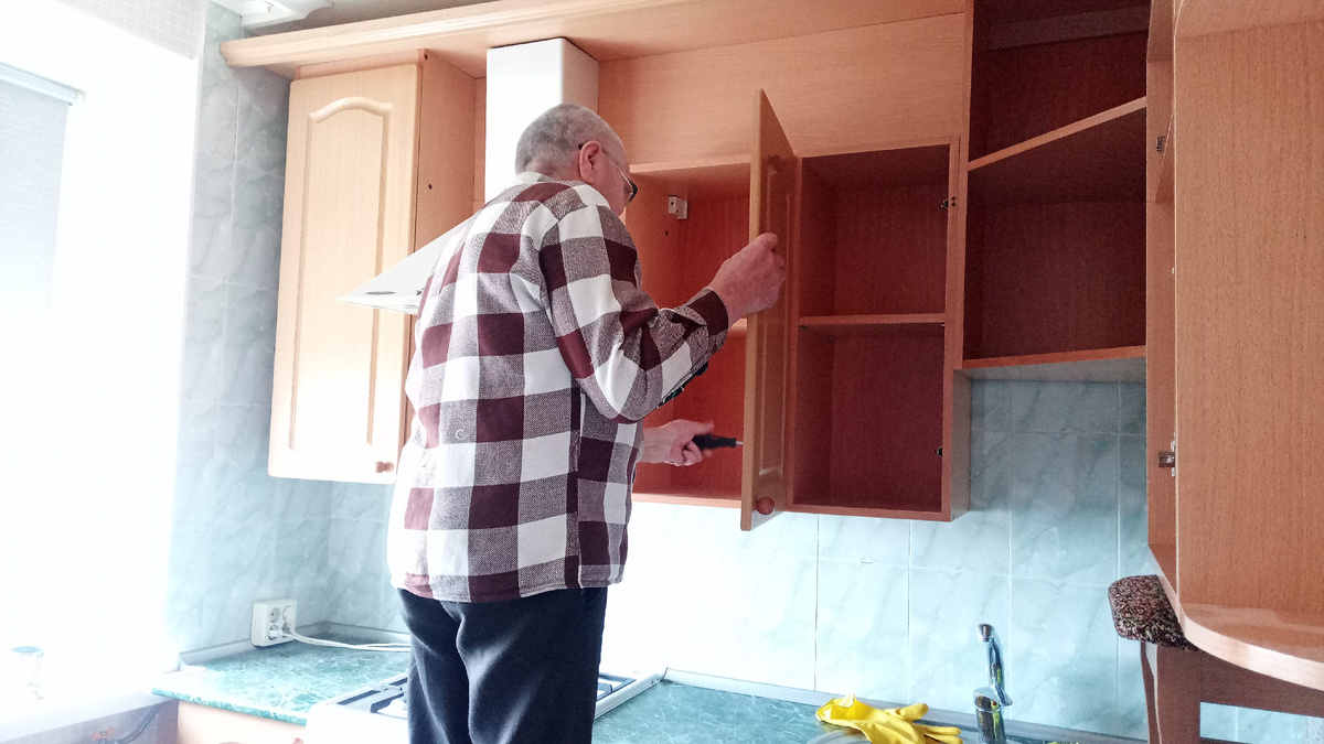 Папа разбирает кухонную мебель и выносит на улицу для дальнейшей утилизации)