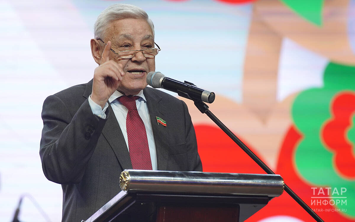 Фарид Мухаметшин от имени всех мужчин Татарстана выразил присутствующим дамам слова бесконечного восхищенияФото: © Владимир Васильев / «Татар-информ»
