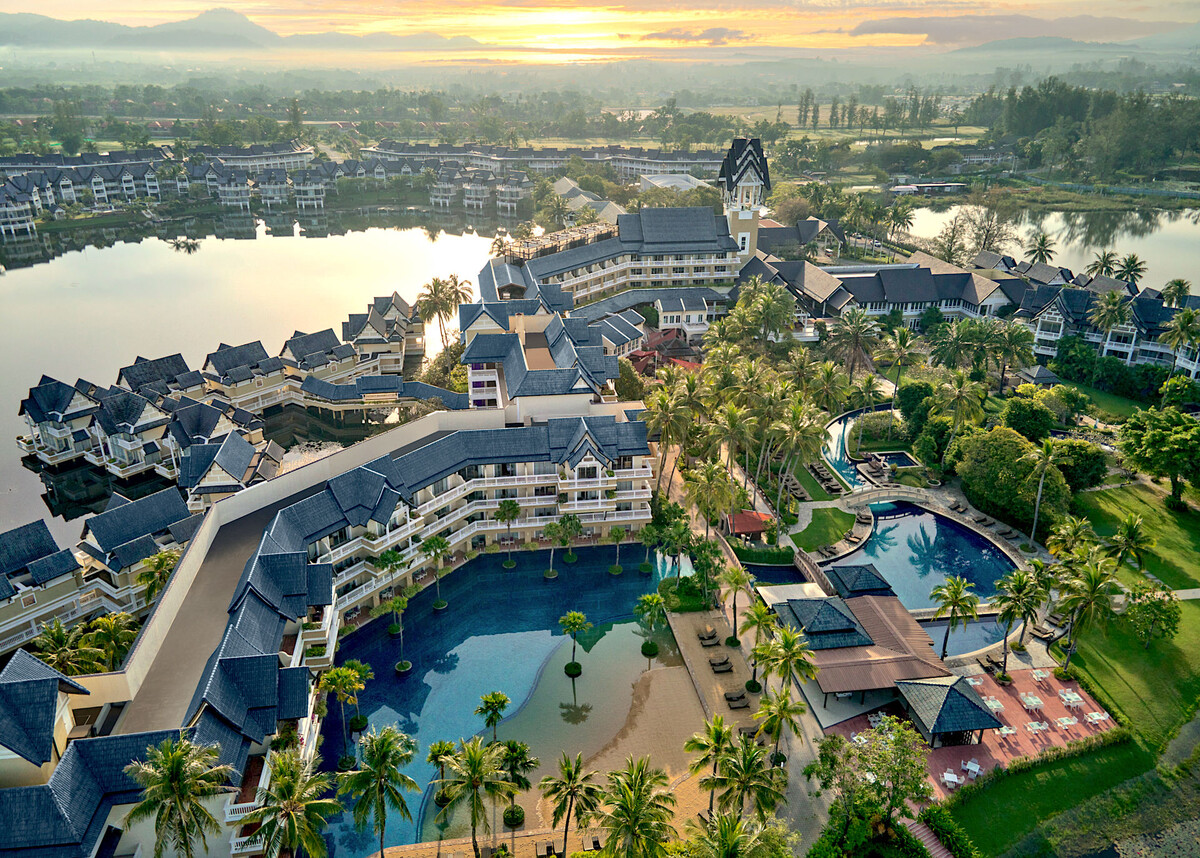 Фото отеля получены через сервис Bing Image Search.