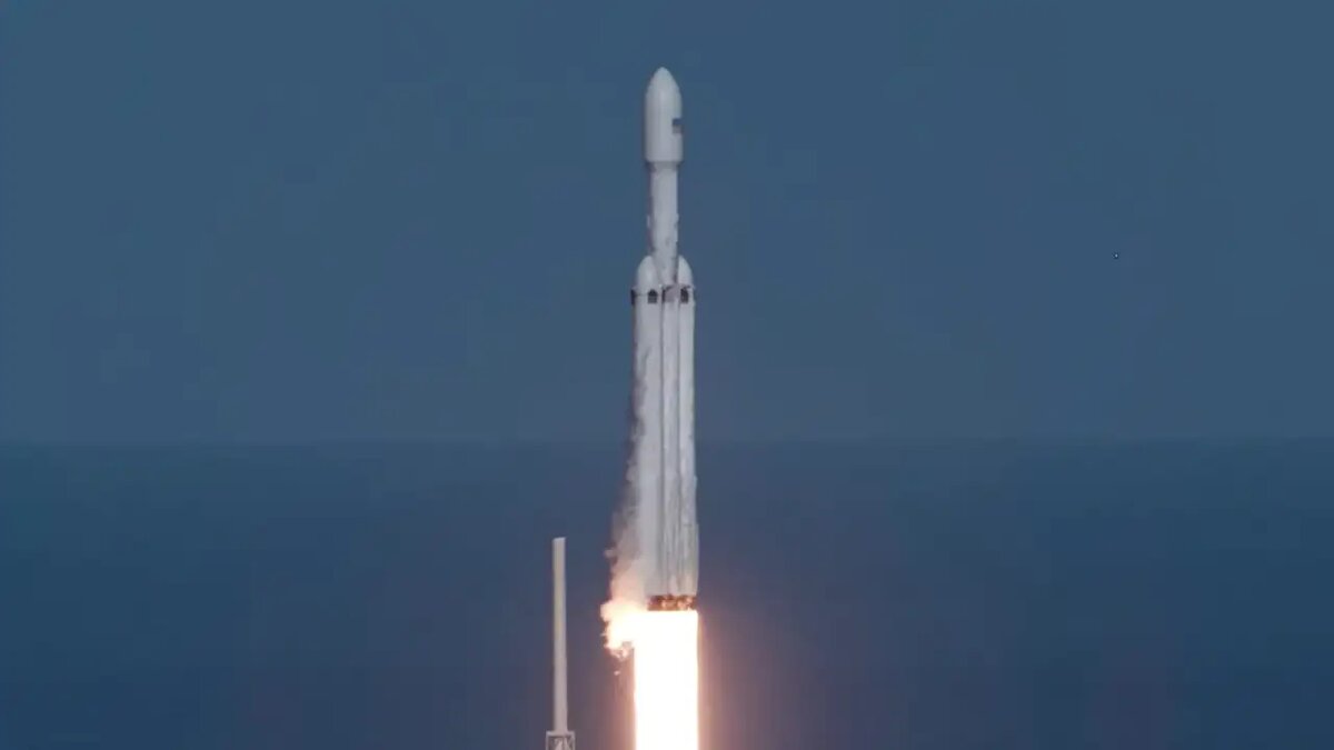    Старт ракеты со спутником системы Starlink