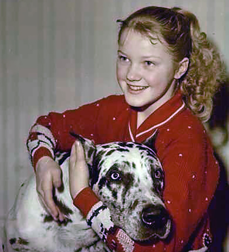 Маленькая Елена Проклова с питомцем