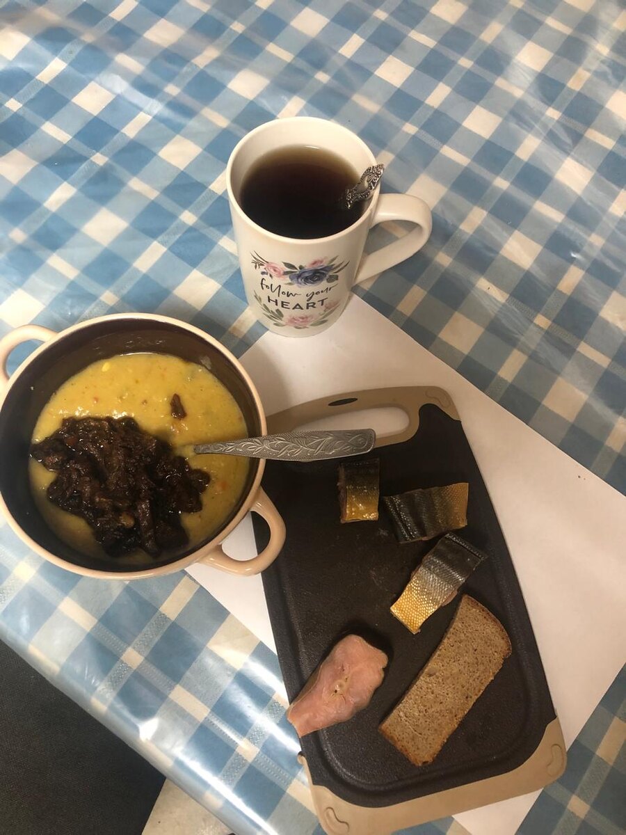 Муж готовит себе на вахте. Там в тарелке печень