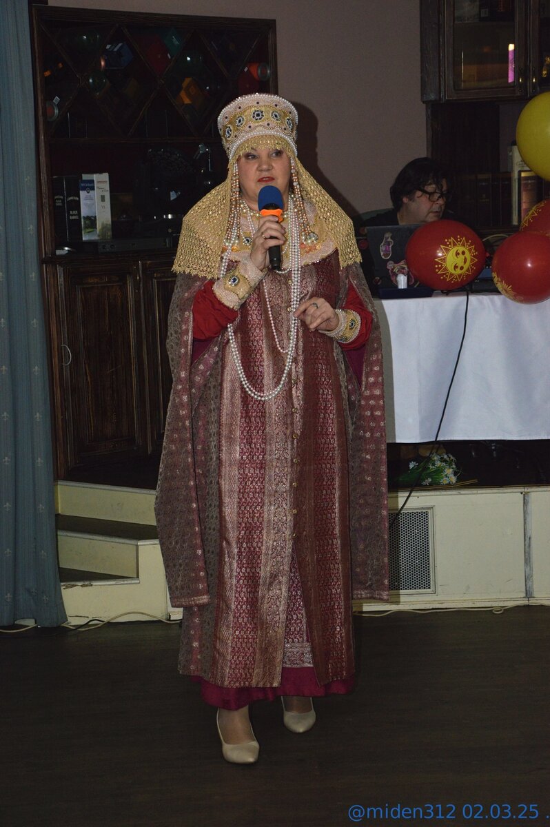 Лариса Боднар. (из альбома клуба творчества и красоты Атмосфера) 