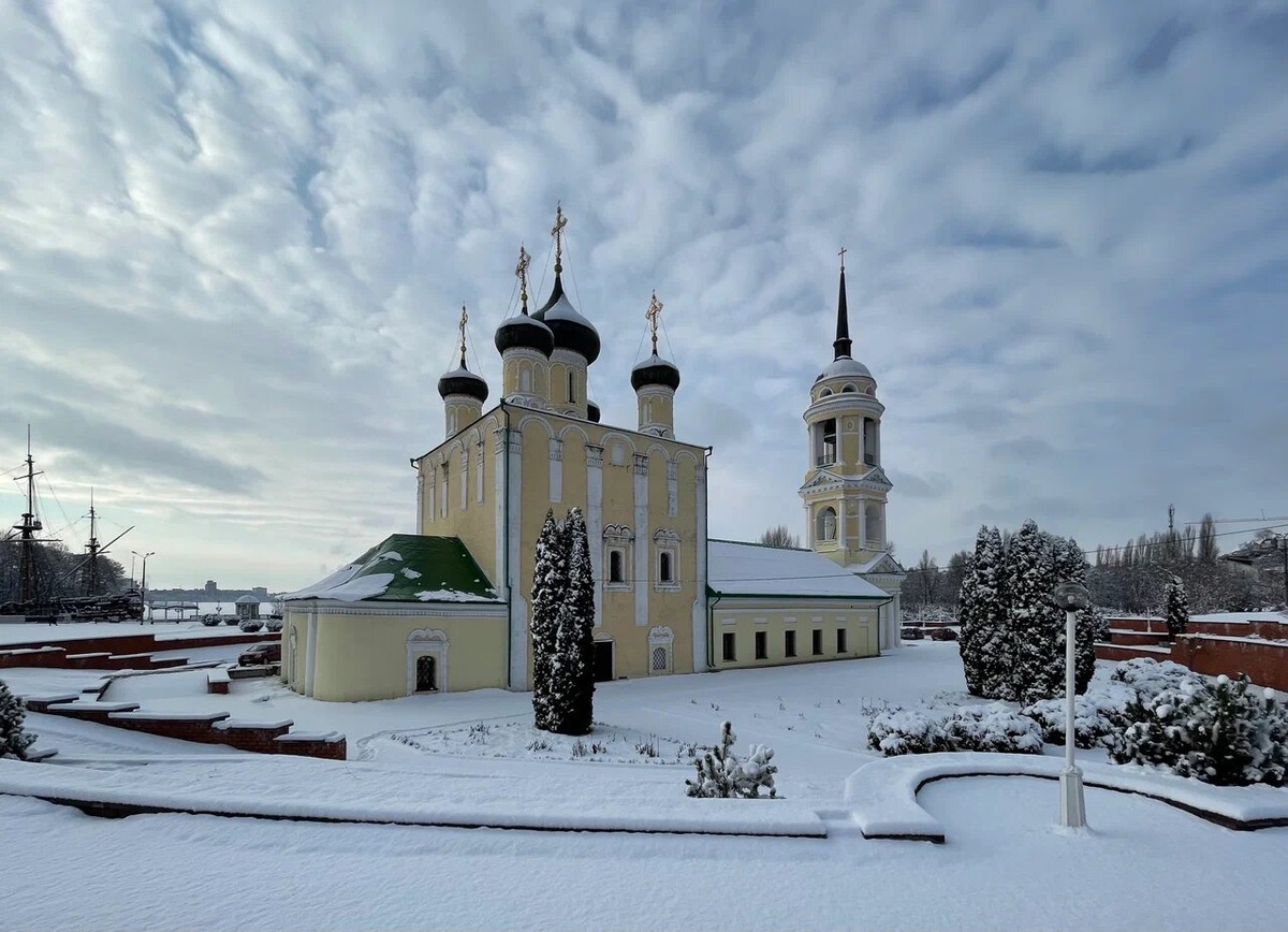 Впервые деревянный храм на этом месте возвели в 1590 году. В конце XVII — начале XVIII века его перестроили в каменный, чтобы защитить от наводнений. Адмиралтейской Успенская церковь стала называться при Петре I, когда стали освещать созданные на местной верфи корабли. Фото: Req_ Æt / Яндекс Карты