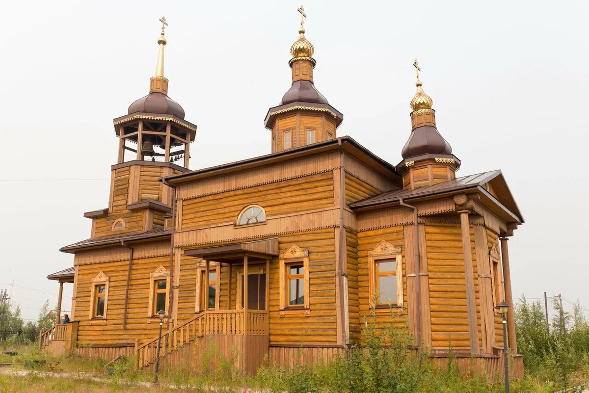 Здание — новодел, точная копия храма, построенного в конце XVIII века. Внутри можно увидеть деревянный резной иконостас. Источник фото: Яндекс Карты. Автор: Кирилл Протасов