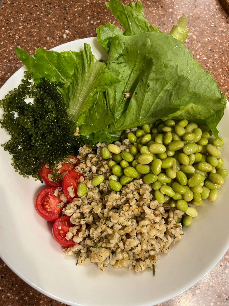 Перловая каша с сушеной зеленью, бобы эдамаме, томаты черри, листья салата и морской виноград