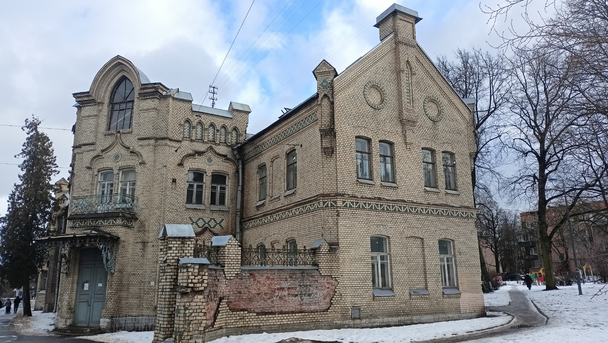 Дом прокаженного. Как нибудь расскажу про него. Оказалась очень интересная история.