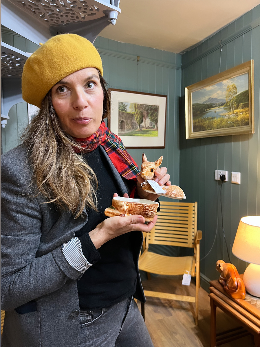 Держу в руках керамическую форму для паштета в форме олененка. Фотография из личного архива. 