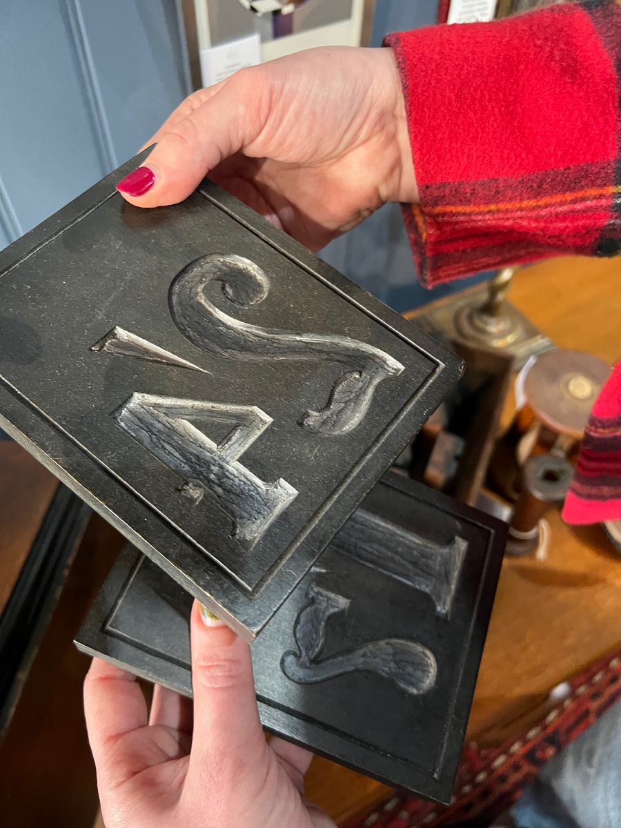 Штампы для нумерации домов. Фотография из личного архива. 