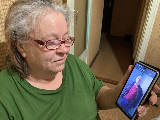    Анне Ивановне несколько раз удалось пообщаться с Михаилом Ивановичем по телефону