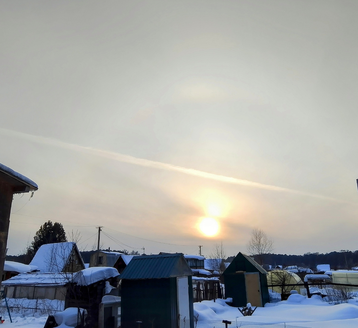 Погода сегодня разная была и солнечно и облачно 