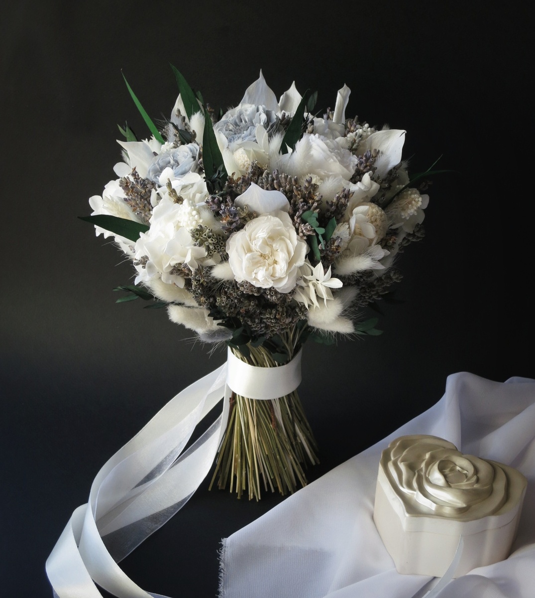 Букет имеет смешанный состав, тут и сухоцветы, и стабилизированные цветы. 