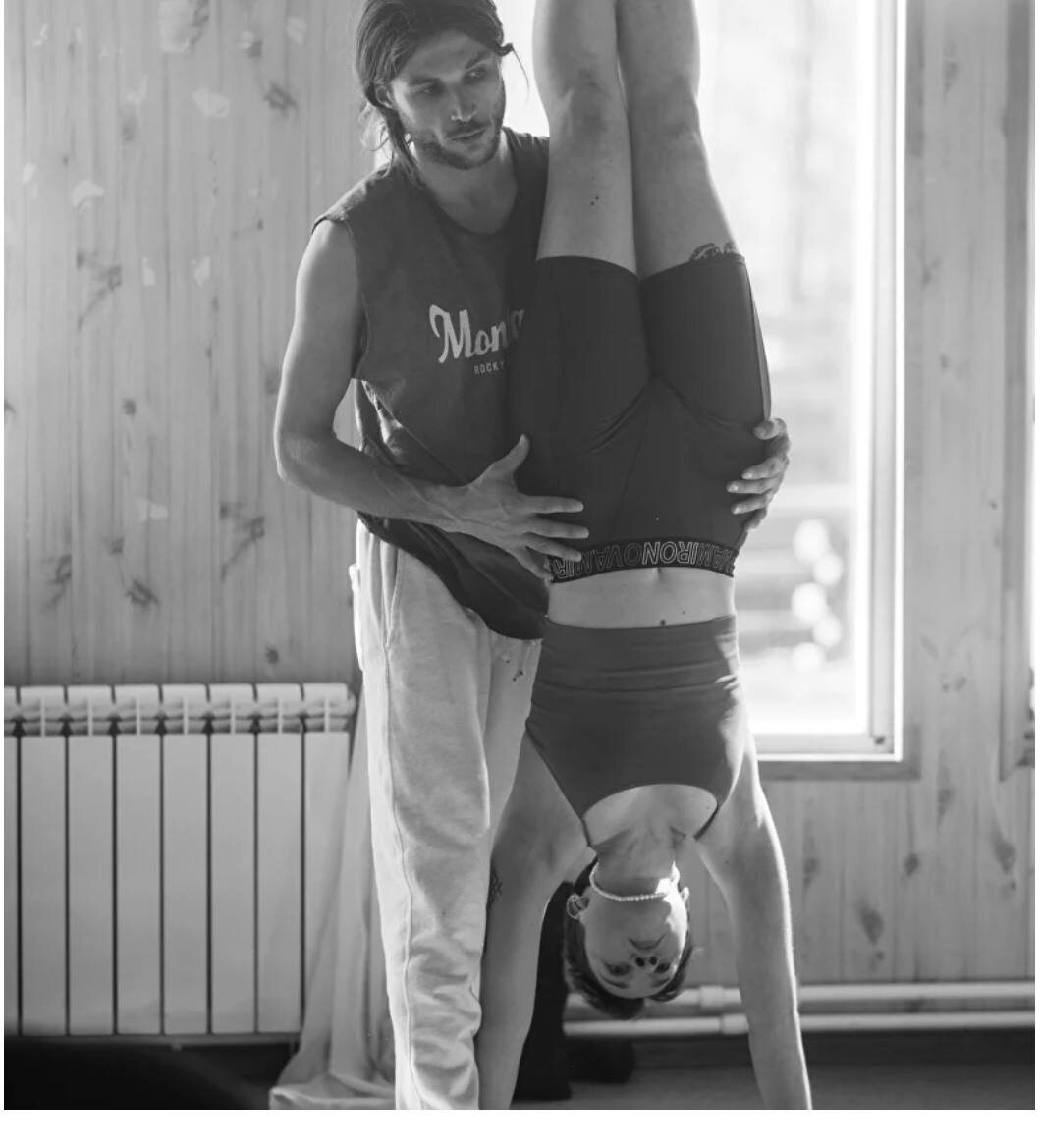 WHO IS mr. Алексей Абаносимов?
Ведущий курса, преподаватель с 12 летним стажем, автор аудиокниг по йоге
Уникальный учитель йоги, состоящий в традиции Гималайской Крийя Йоги и одном из 4х древнейших Йога Орденов "Джуна Акхара", прошёл свой первый тичерс курс в 2012 году и с тех пор преподавание - основная деятельность Алексея в Москве и Санкт-Петербурге.

"Я знаком с йогой с юности, но сознательно начал практиковать с 2010-2011г., во время путешествия по Индии. В тот период мне случайно довелось познакомиться с носителями традиций древних линий как известными так и малоизвестными поучаствовать в шествиях и купаниях на Кумбхамеле а так же побывать в Ашрамах. Вернувшись в Россию, я закончил полугодовой курс в культурном центре им. Джавахарлала Неру при посольстве Индии, который проводил Dr Surej Babu", - рассказывает Алексей.

Лично обучался у Андрея Верба, Андрея Лаппы, Дениса Заенчковского, Сарасвати Джойс, Винайя Кумар и др., поэтому на данном курсе будет информация будет многогранной и глубокой, интересна как преподавателям йоги, так и практикам среднего уровня.