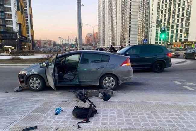 Закономерный итог неграмотного стиля вождения 31-летней автолюбительницы при повороте направо