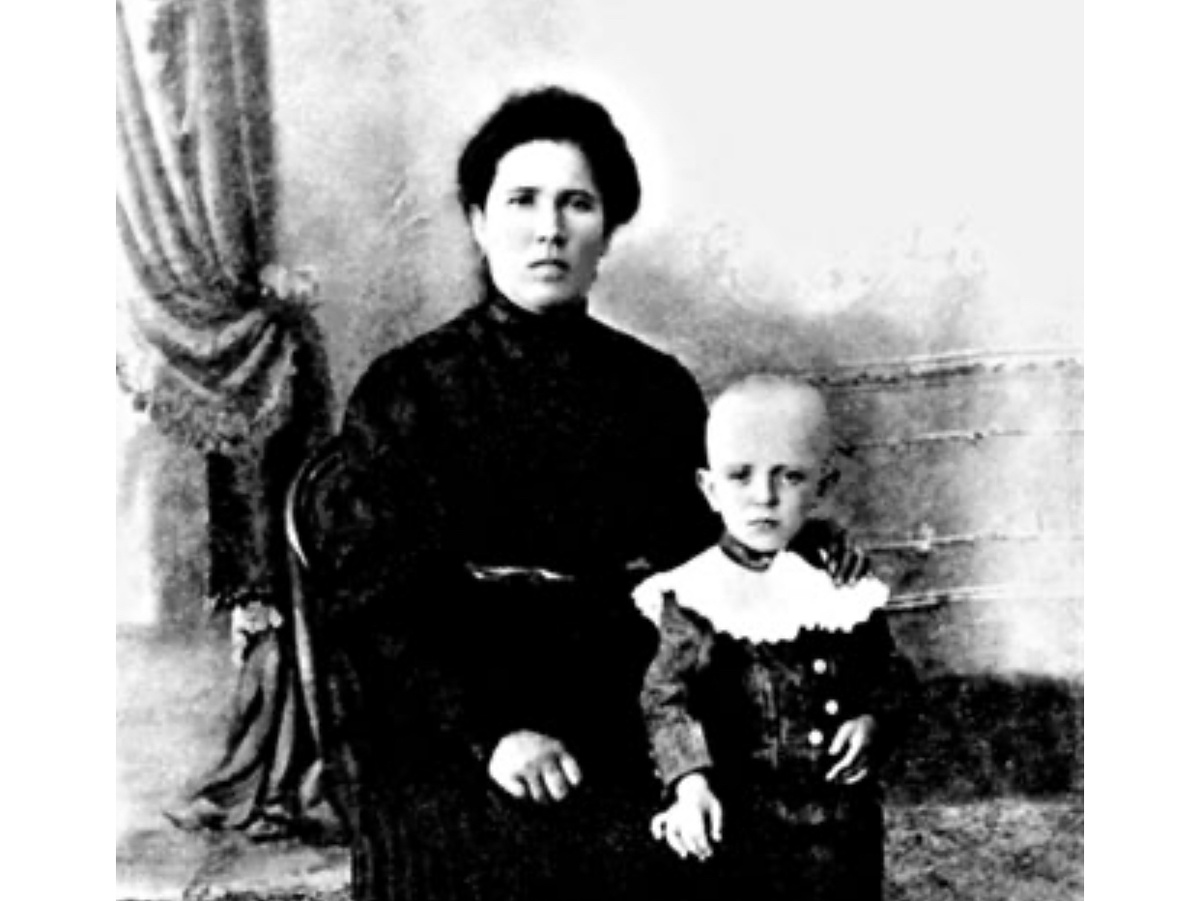 Анастасия Даниловна Шолохова с сыном Мишей. Источник: sholochov.lit-info.ru