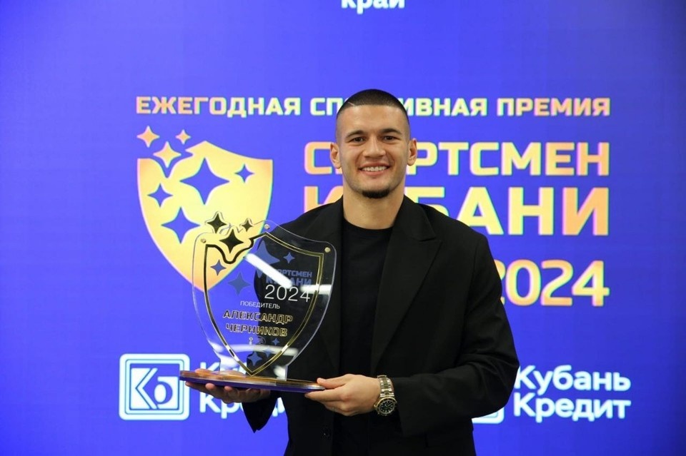    Александру Черникову вручили традиционный «Щит чемпиона».