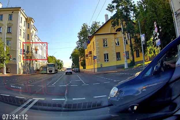 На фото отмечен красный сигнал светофора