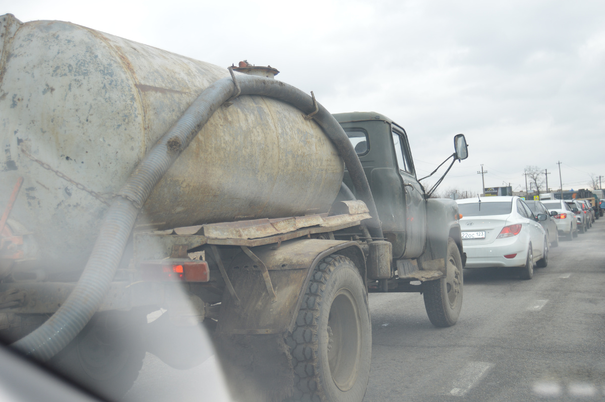 Фото автора. 05.03.2025. Старина ГАЗ–53. Сколько ни старайся, а оно всё время прибывает.
