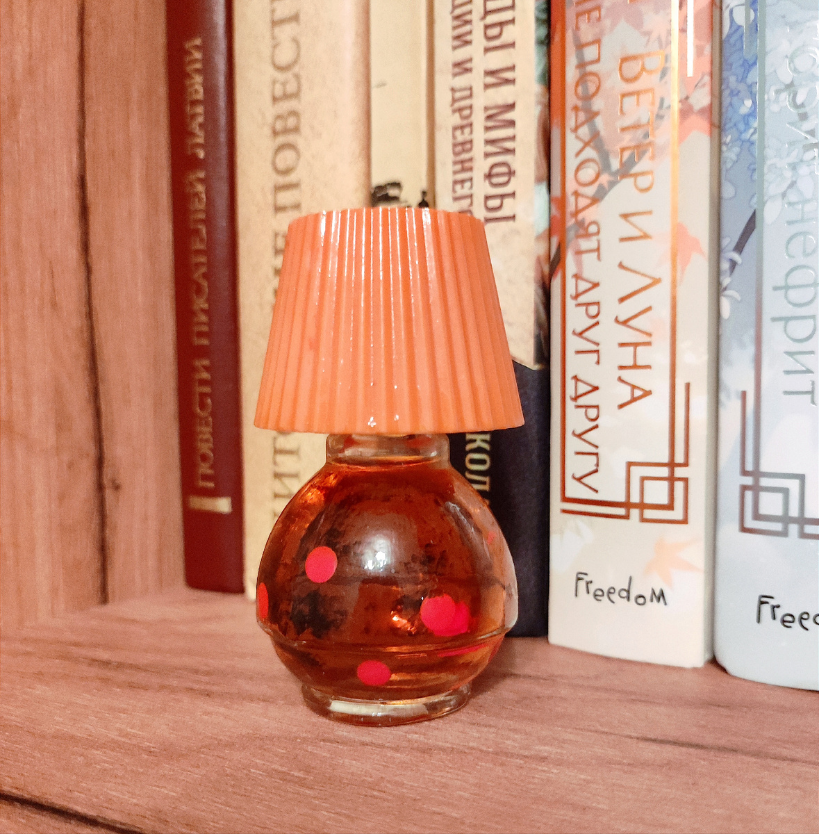 От флакона веет теплом, уютом, какой-то ностальгией. Какая-то нечаянная, милая наивность прослеживается в образе флакона. Фото автора. 