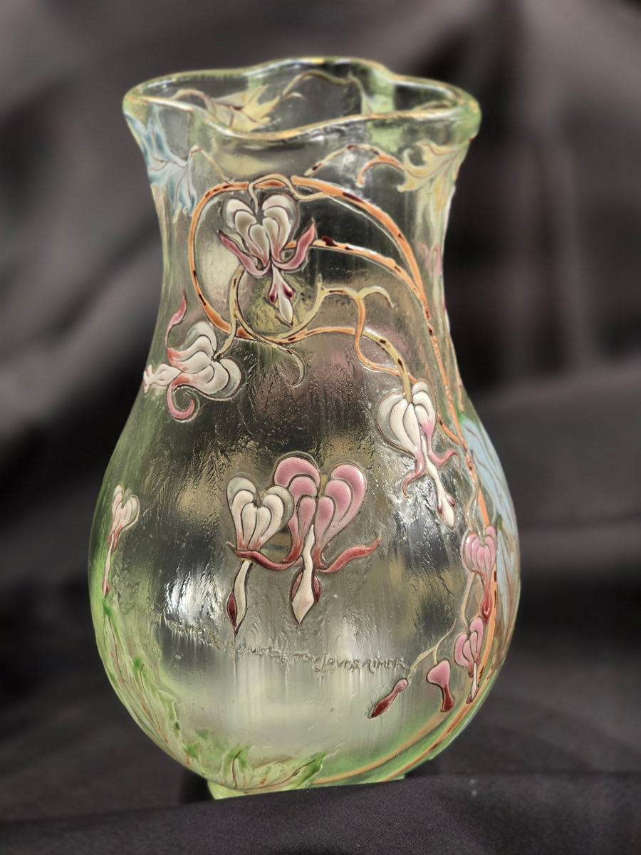 Э.Галле, ваза с изображением цветов дицентры, ок. 1897г., из экспонатов выставки