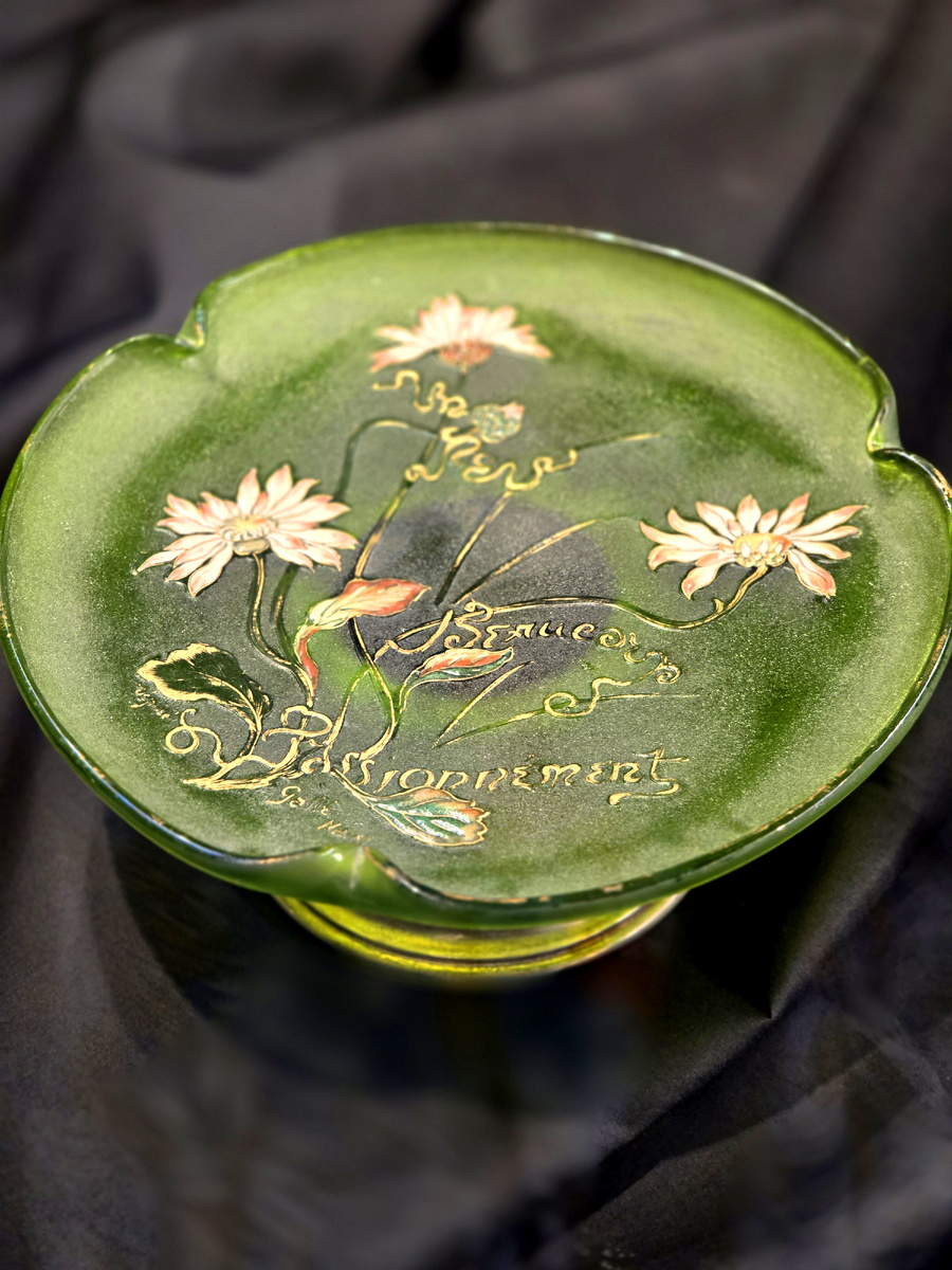 Э.Галле. Блюдо на ножке "Влюбленные маргаритки", 1894-1897 гг., из экспонатов выставки