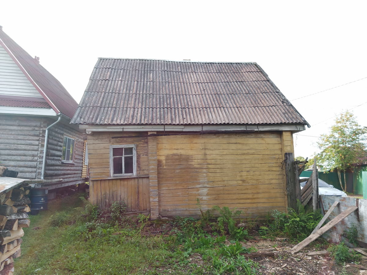 С обратной стороны.