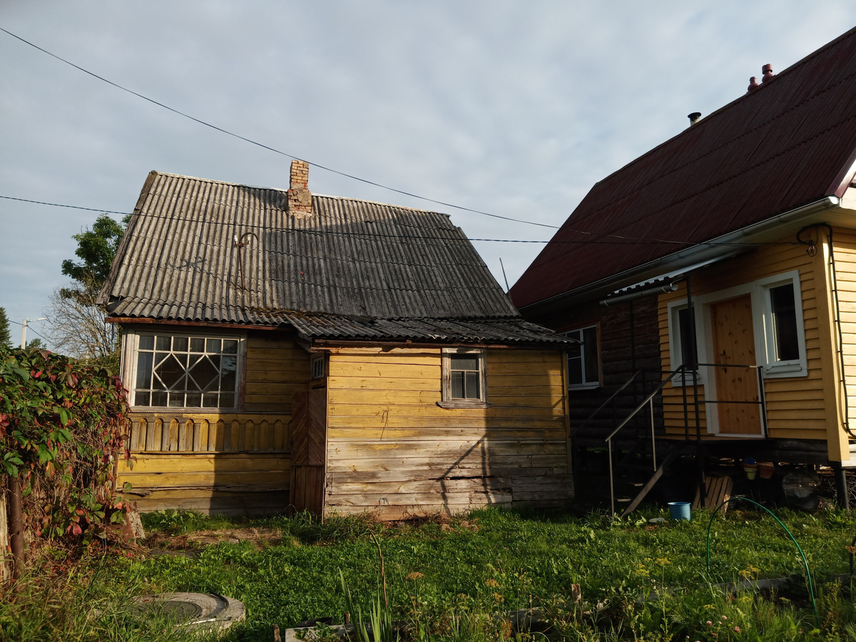 Со стороны веранды и коридора.